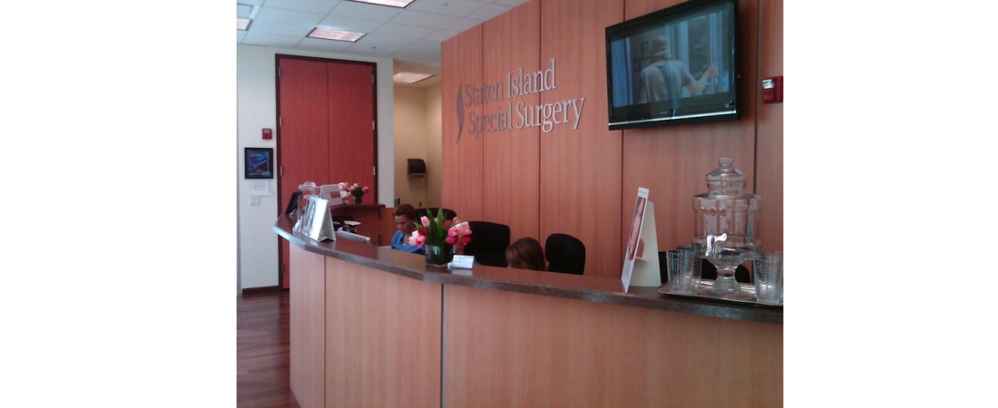 new-york-interior-designer_commercial_Medical-Center-Reception-Desk-1100x450.jpg